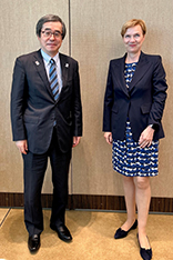 Schewior and the president of the Japan Patent Office, Koichi Hamano