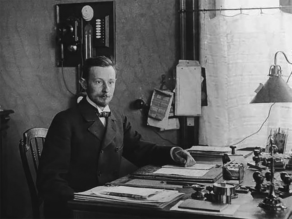 Bernhard Dräger in the office of “Drägerwerk, Heinr. & Bernh. Dräger” in Lübeck in 1904