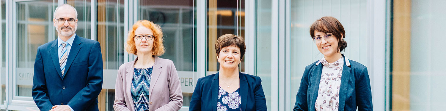 Das Team der InnoWi GmbH - Dr.-Ing. Jens Hoheisel, Birgit Funk, Dr. Lieselotte Riegger und Natalia Tepe stehen vor dem Gebäude