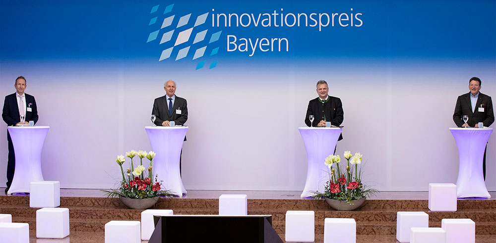 4 Redner auf der Bühne des Innovationspreis Bayern 2020