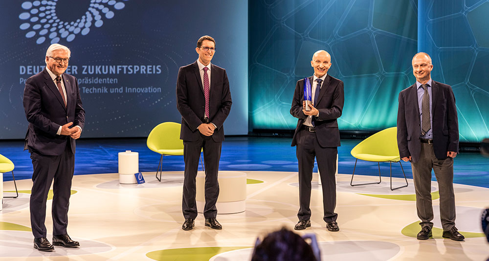 Der Bundespräsident und die Preisträger stehen auf der Bühne bei der Verleihung des Deutschen Zukunftspreises 2020