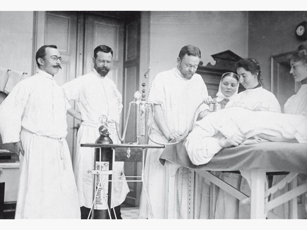 Roth-Dräger anesthesia apparatus in use