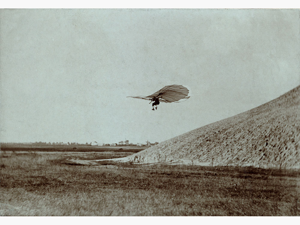 Gliding flight, around 1895, Public domain, via Wikimedia Commons