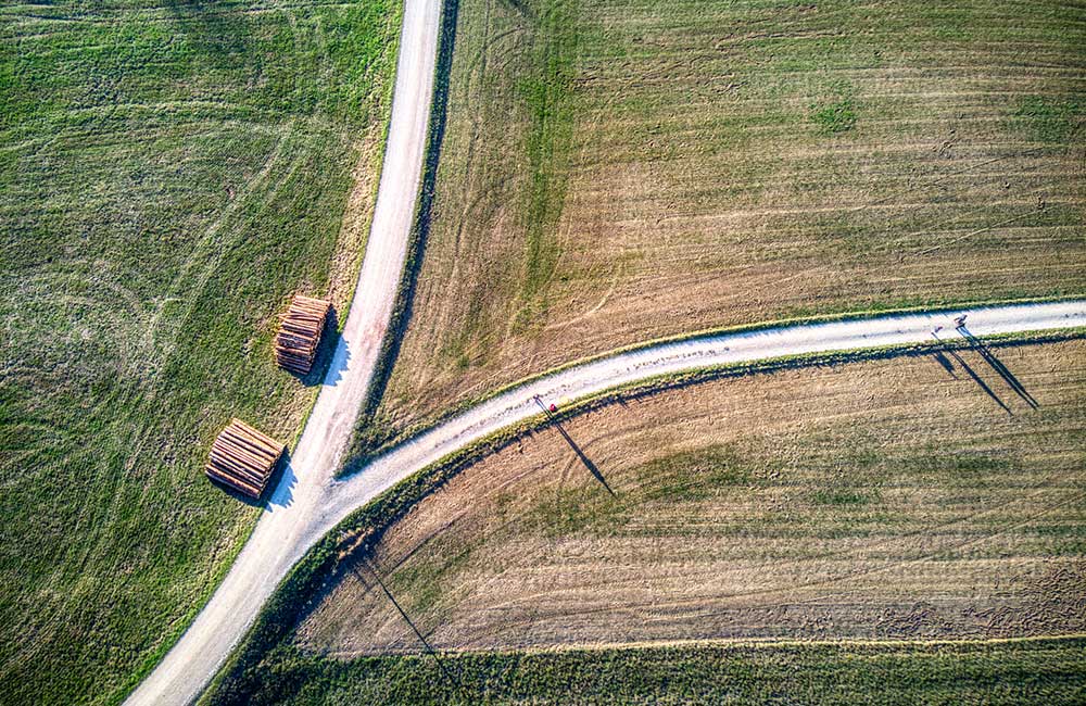 Feld von oben mit abzweigendem Weg, Bild: iStock.com, Tom Cloverfield