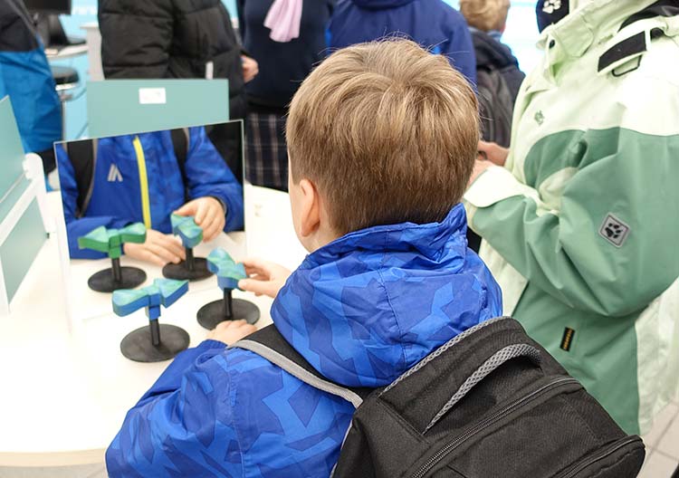 Long Night of the Sciences in Jena, The small visitors as well were amazed by the optical illusions at our hands-on booth. Photo: DPMA