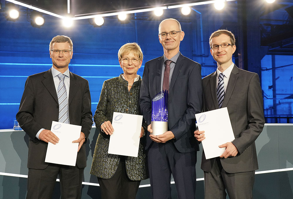 DPMA President Cornelia Rudloff-Schäffer with this year’s prize winners Dr Thomas Kalkbrenner, Dr Jörg Siebenmorgen and Ralf Wolleschensky of ZEISS Research Microscopy Solutions, 2022, Photo: Deutscher Zukunftspreis Bildschön