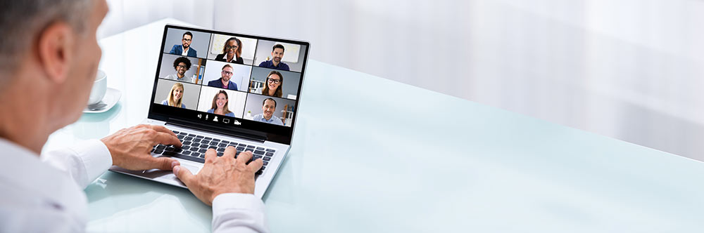 Person vor dem Laptop bei einer Videokonferenz, Bildnachweis: iStock.com/AndreyPopov