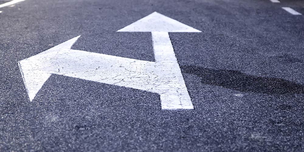 Abbiegepfeile an einer Straßenkreuzung, Bild: iStock.com, fotocelia