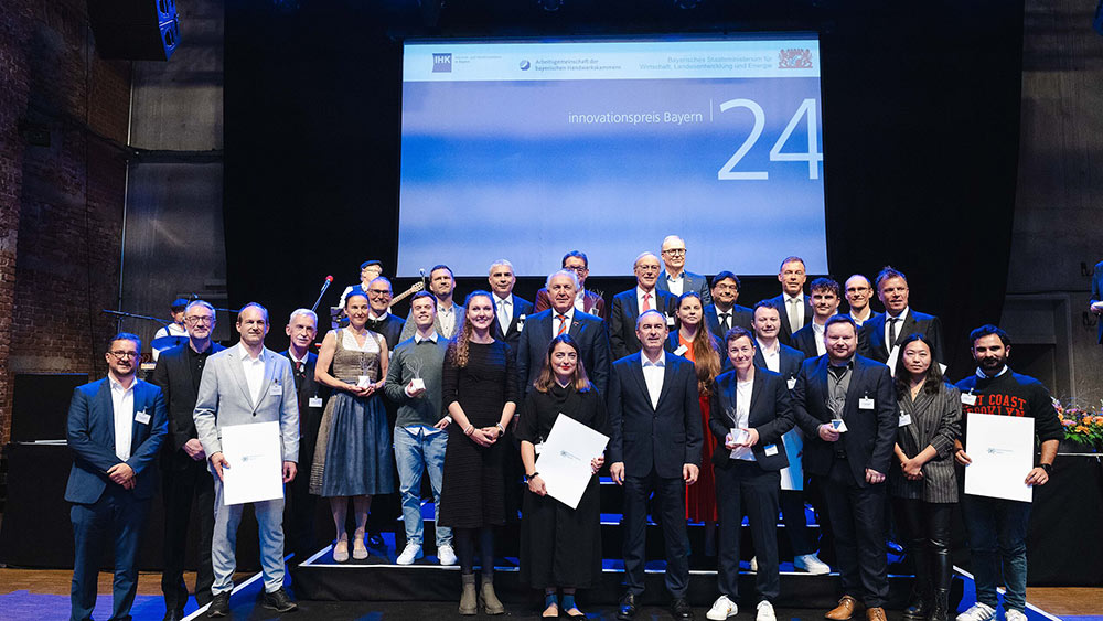 Die Preisträger des Innovationspreis Bayern 2024 auf der Bühne, Foto: IHK München/A.Gebert