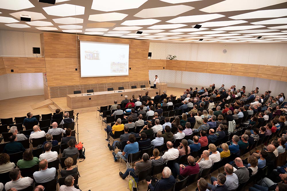 Patentprüferinnen und Patentprüfer sitzen beim Tag der Technik im Konferenzsaal, Foto: DPMA