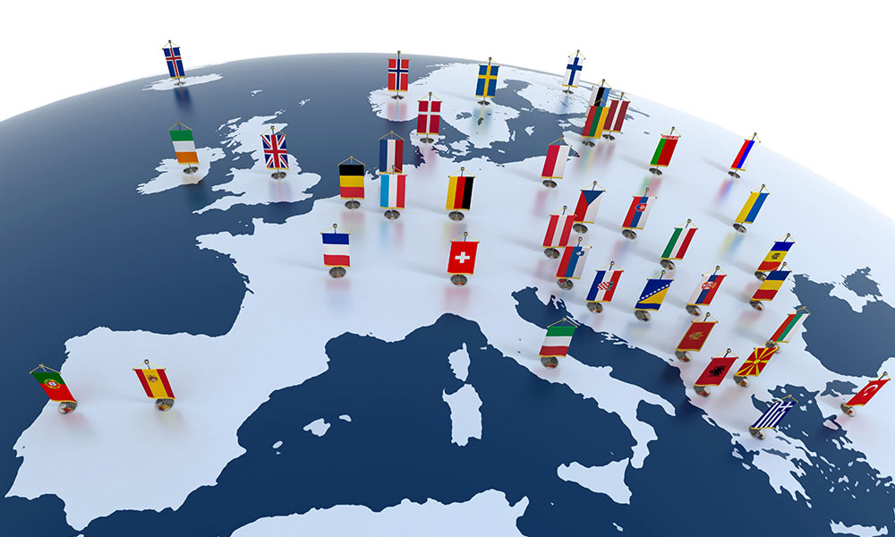 Europäische Flaggen auf einem stilisierten 3D-Kartenausschnitt, Bildnachweis: iStock/ koya97
