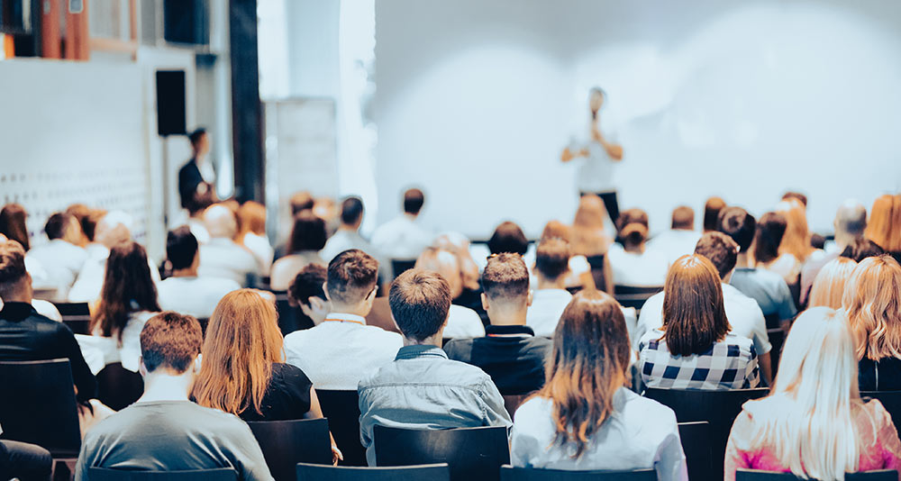 Menschen in einem Konferenzraum hören einem Vortrag zu, Bildnachweis: iStockphoto.com/kasto80