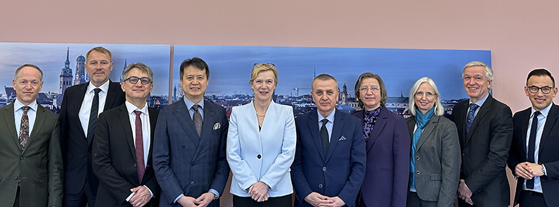 WIPO-Delegation zu Gast im DPMA, Gruppenfoto mit WIPO-Generaldirektor Daren Tang und DPMA-Präsidentin Eva Schewior, Bildnachweis: DPMA