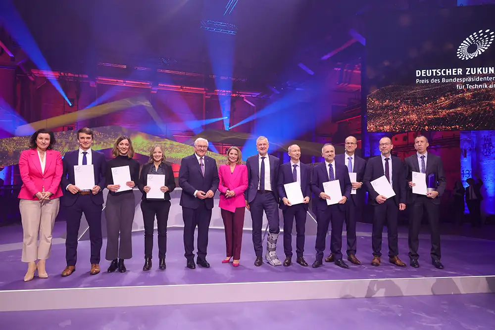 Bundespräsident Frank-Walter Steinmeier und die Preisträger und Nominierten 2025, Foto: Deutscher Zukunftspreis Bildschön