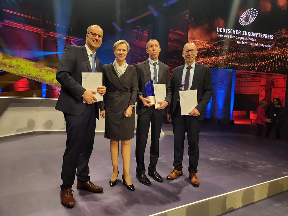DPMA-Präsidentin Eva Schewior und das Siegerteam der Robert Bosch GmbH, Kai Weeber, Pierre Andrieu und Christoffer Uhr, Foto: DPMA