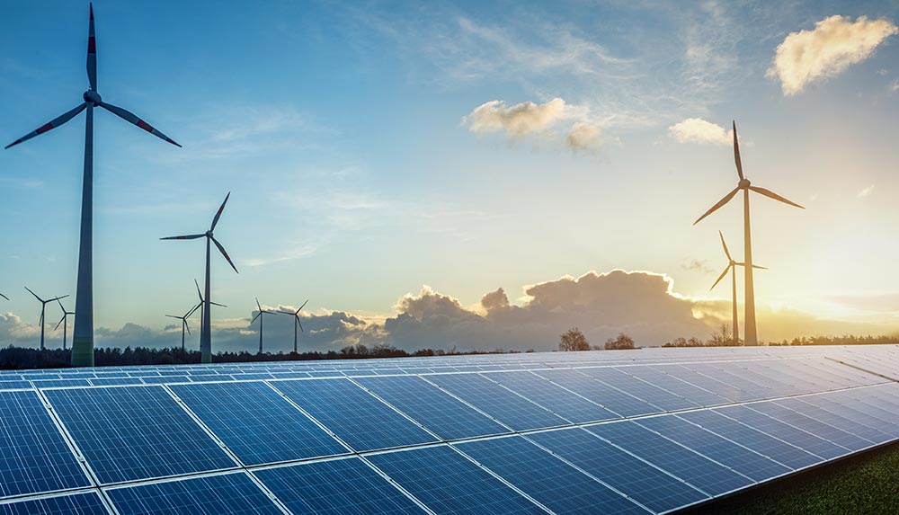 Windräder und Solarpanele, Bildnachweis: iStock/Marcus Millo