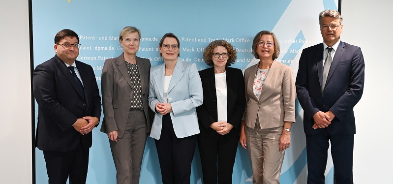 Es stehen nebeneinander Ministerin Dr. Hubig, Staatssekretärin Schmierer und BMJV-Abteilungsleiter Dr. Meyer-Seitz mit der DPMA-Amtsleitung, Bildnachweis: DPMA