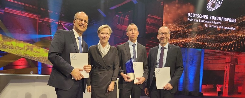 DPMA-Präsidentin Eva Schewior und das Siegerteam der Robert Bosch GmbH, Kai Weeber, Pierre Andrieu und Christoffer Uhr, Bildnachweis: DPMA