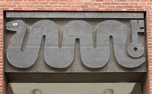 Schlange über dem Eingang