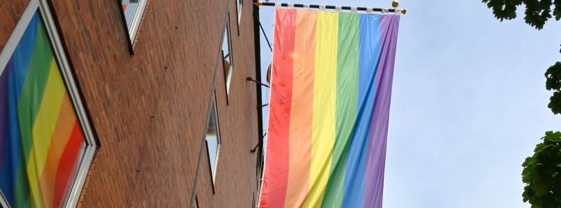 Regenbogenflagge am DPMA-Hauptgebäude