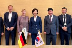 Die DPMA-Delegation und die Präsidentin des Patentamts der Republik Korea (Süd) Dr. Insil Lee mit ih