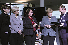 Bundeskanzlerin Angela Merkel bei der ersten Online-Einsichtnahme  2011