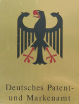 Schild mit Bundesadler und Schriftzug "Deutsches Patent- und Markenamt"