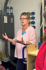 Frau vor Rohrpostanlage