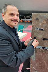 Mann mit Handtuchhaken