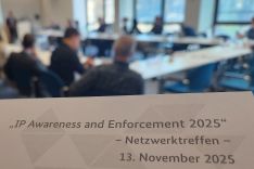 Blick in einen Konferenzraum mit Teilnehmern