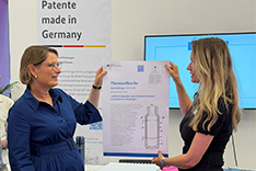 Frauen mit Poster