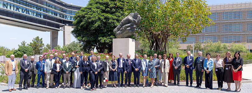 Gruppenfoto vor EUIPO-Gebäude