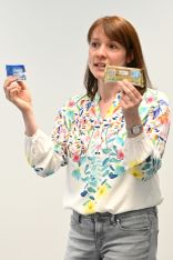 Markeprüferin hält zwei Schokoriegel mit Markenaufdruck in die Kamera