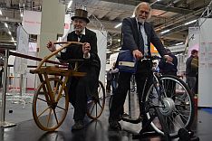 Rolf Huber sitzt auf der Draisine, Reinhard Wollherr auf dem elektronischen Pendant
