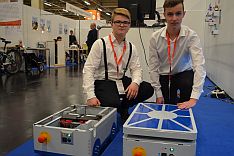 Marcel Fiderer und Ilias Hummel zeigen ihr Mini-Transportgerät