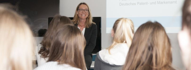 Die Leiterin der Internen Kommunikation, begrüßt die Schülerinnen zum Girls´ Day im DPMA