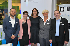 Bundesministerin Dr. Katarina Barley inmitten von DPMA-Mitarbeiterinnen und Mitarbeitern