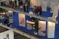 Blick von außen in den Messestand des DPMA