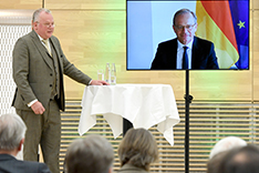 Moderator Ulrich Walter mit Dr. Christian wichard
