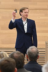 Dr. Lukas Knips