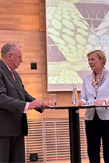 Eva Schewior im Gespräch mit Moderator Ulrich Walter