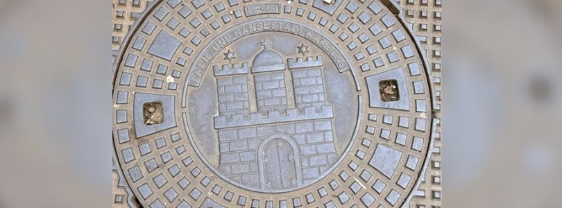 Gullideckel mit der Aufschrift "Freie Hansestadt Hamburg" und dem Stadtwappen