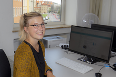 Azubi Josi vorm Computer