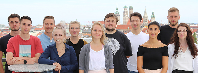 Gruppenbild mit DPMA-Azubis vor München-Silhouette