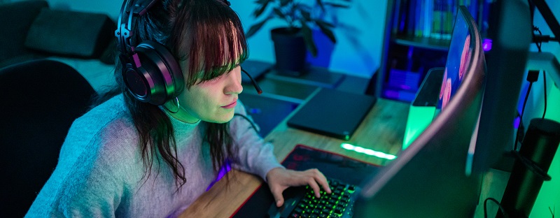 Frau, die ein Videospiel spielt