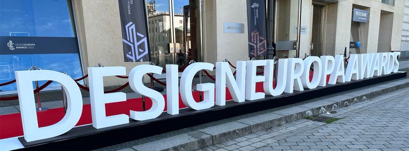 Eingang mit Schriftzug "DesignEuropaAwards"