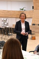 DPMA-Vizepräsidentin im Gepräch mit den Mädchen