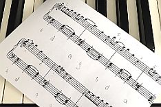 Notenblatt auf Klaviertasten