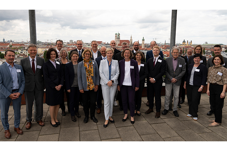 Gruppenbild auf DPMA-Dachterasse