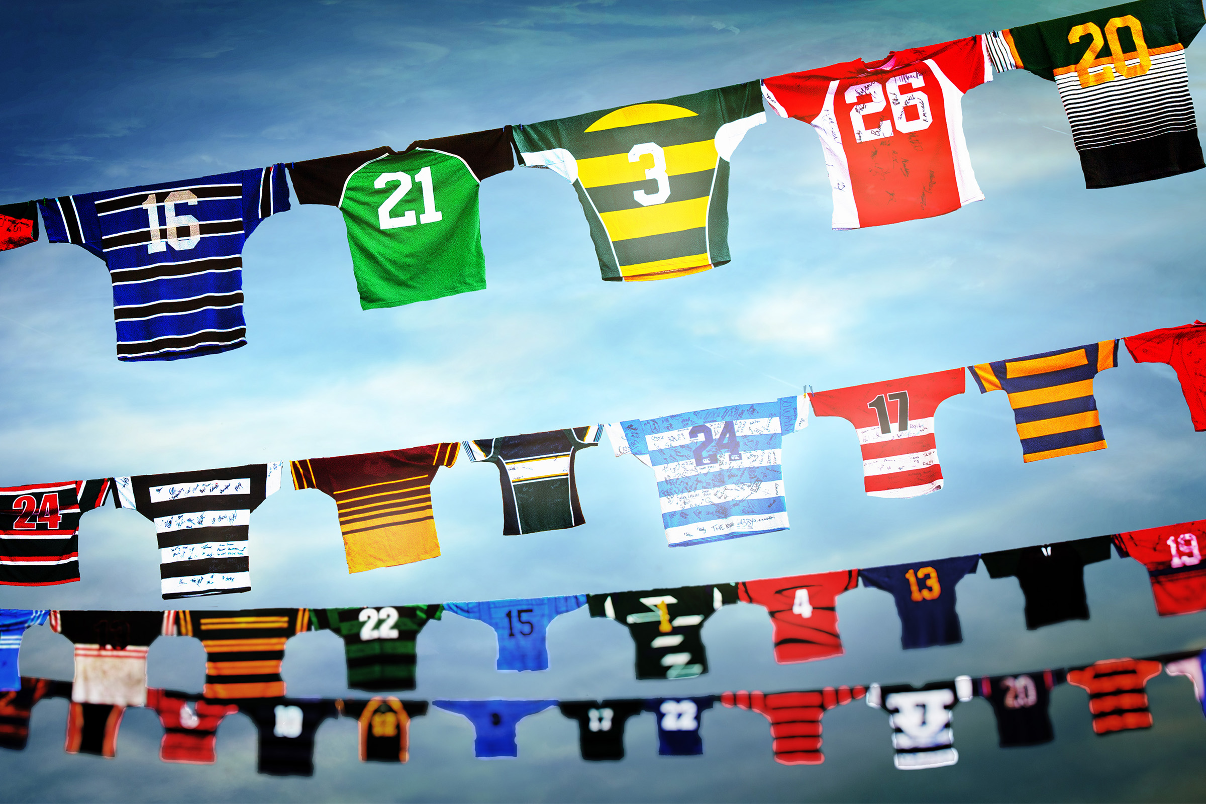 viele Fußballtrikots am Himmel auf mehreren Leinen